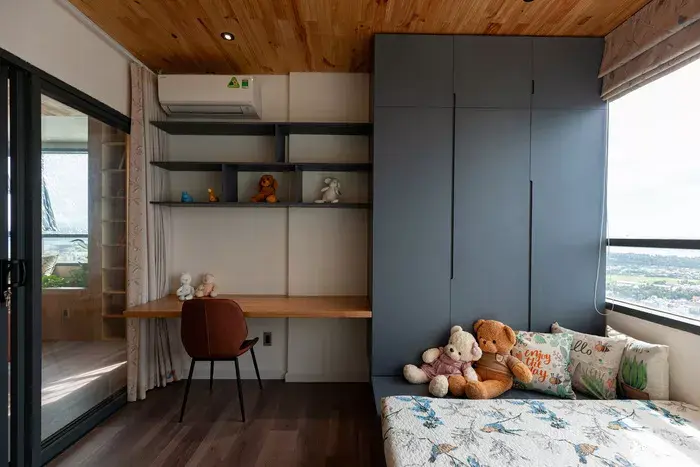 Phòng ngủ của con nhìn ra phòng khách, ngăn cách bằng tấm kiếng và màn cửa