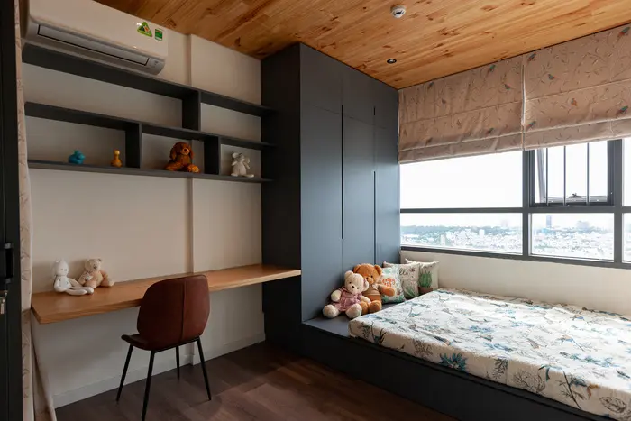 Căn hộ có view thành phố, bao quanh bởi các cửa sổ kính