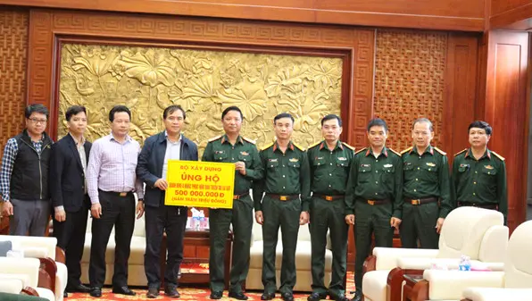 Bộ Xây dựng trao tặng Quân khu 4 - Bộ Quốc phòng 500 triệu đồng