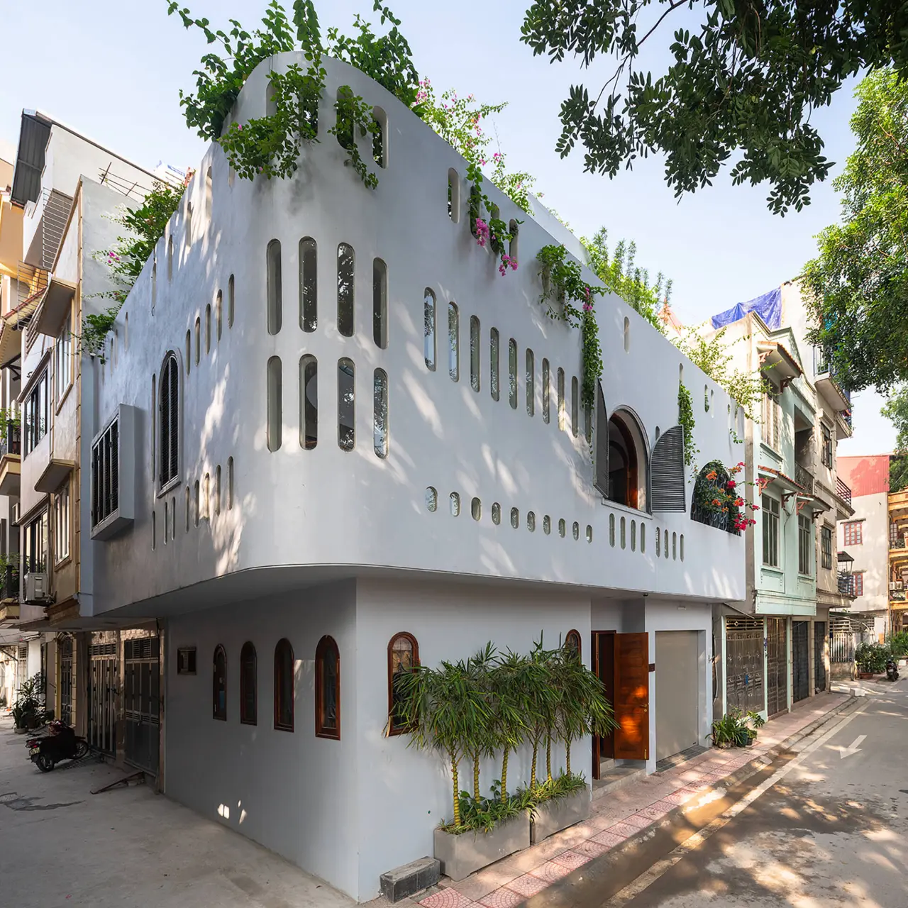 Mặt tiền ngôi nhà là những đường cong mềm mại, nhẹ nhàng với thật nhiều cửa sổ và ô thoáng