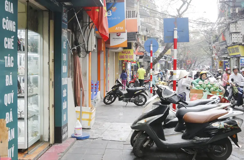 Bất cập trong công tác quản lý vỉa hè: Người đi bộ bị lãng quên