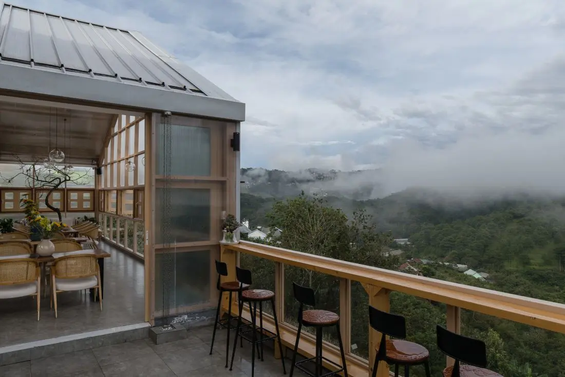 Chính phong cảnh, cảnh quan thiên nhiên nơi đây là yếu tố bắt đầu câu chuyện thiết kế quán cafe. Hình ảnh những ngọn đồi nhấp nhô mờ ảo trong sương mù của thung lũng được tái hiện qua hình dạng mái nhà và cách bố trí so le của các khối nhà.