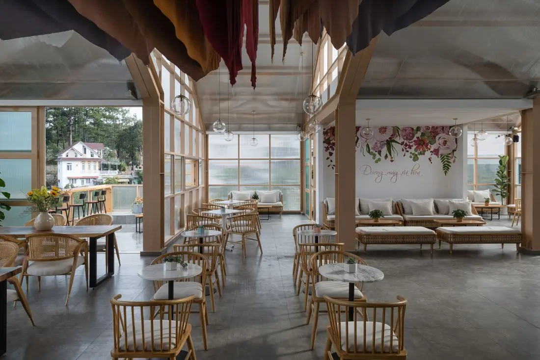 Một hình ảnh khác đã chuyến tải thiết kế là các nhà lồng kính tại địa phương dần xuất hiện bên trong thành phố. Tạm bỏ qua những tác động ảnh tiêu cực của nhà lồng kính đến môi trường, nhóm muốn tái hiện hình ảnh ngôi nhà lồng rực sáng trong đêm, những hình ảnh thu hút nhiều du khách đến với Đà Lạt.
