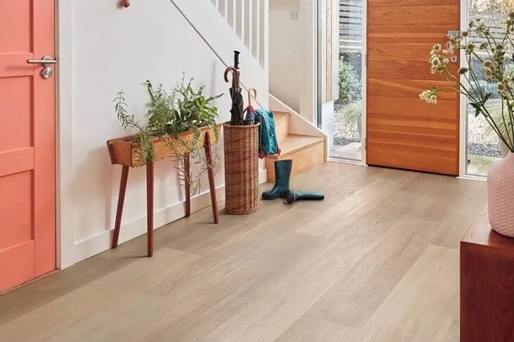Các thói quen khiến sàn gỗ nhanh xuống cấp