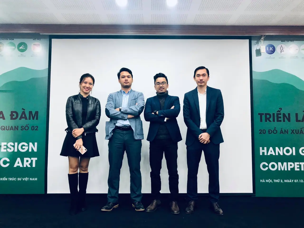 4 Huấn luyện viên tại Vòng chung kết cuộc thi Hanoi Green Design Competition 2020 (Từ trái qua phải: HLV Thái Lan Anh - đại diện PLA Studio, HLV Nguyễn Văn Ơn - đại diện Belt Collins HongKong, HLV Nguyễn Anh Vũ - Đại diện JC Scape, HLV Nguyễn Tuấn Ngọc - đại diện INNO Company JSC) 