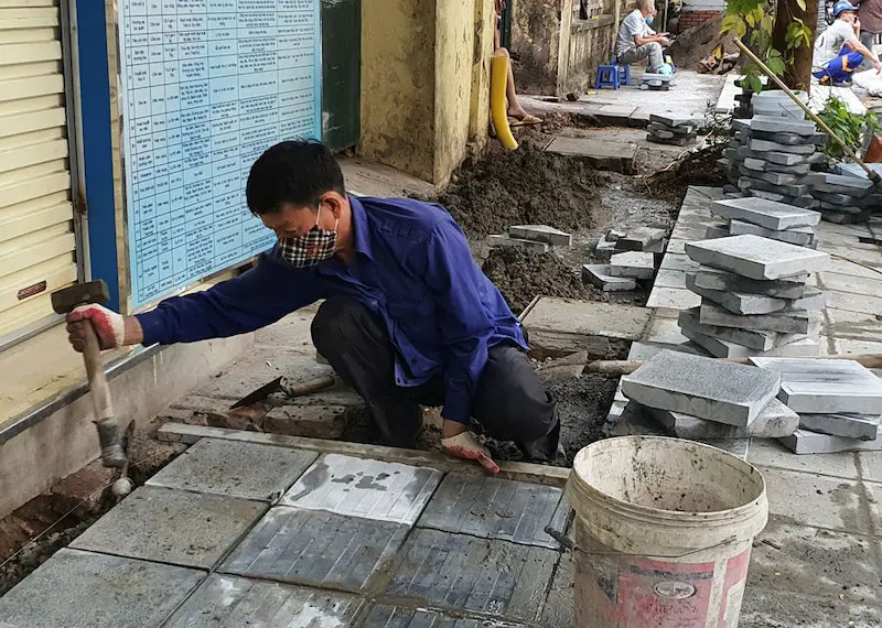 Bảo đảm chất lượng thi công lát đá vỉa hè