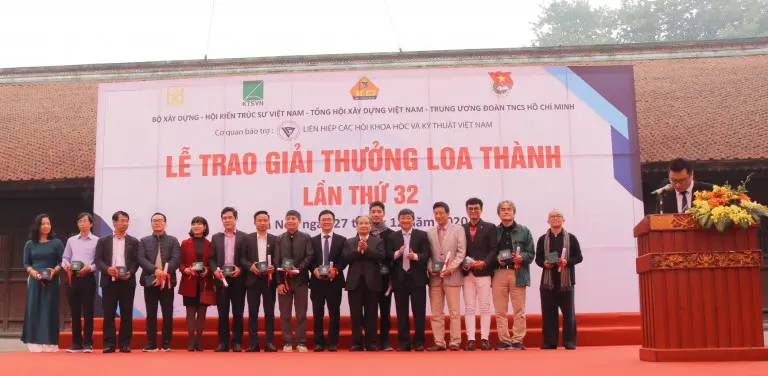 Các giảng viên hướng dẫn nhận quà lưu niệm của Hội đồng Giải thưởng