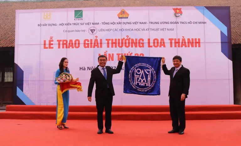 TS. Đặng Việt Dũng – Chủ tịch Tổng hội Xây dựng Việt Nam trao cờ luân lưu cho TS.KTS Phan Đăng Sơn – Chủ tịch Hội KTS Việt Nam