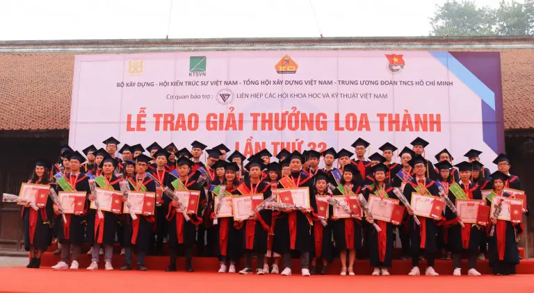 Sinh viên nhận giải thưởng Loa Thành 2020