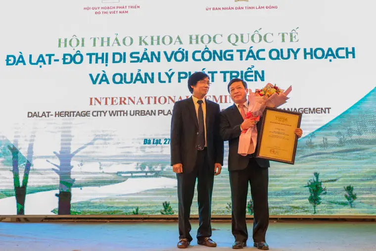 Hội Quy hoạch phát triển đô thị Việt Nam trao tặng danh hiệu “Vì sự phát triển đô thị Việt Nam năm 2020” cho đồng chí Đoàn Văn Việt - Chủ tịch UBND tỉnh Lâm Đồng (giai đoạn 2015 – 2020)