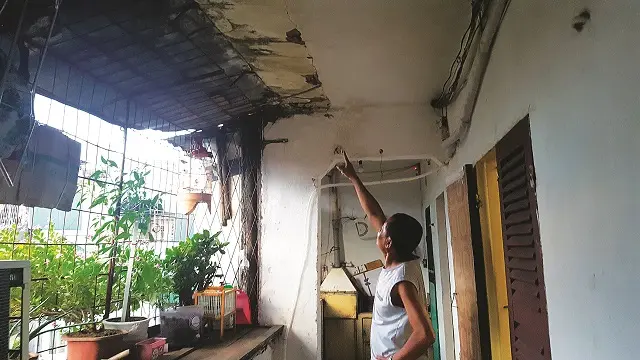 Khu Tập thể A7 Tân Mai đã nứt vỡ, bong tróc gây nguy hiểm cho người dân. Ảnh: Vũ Cúc