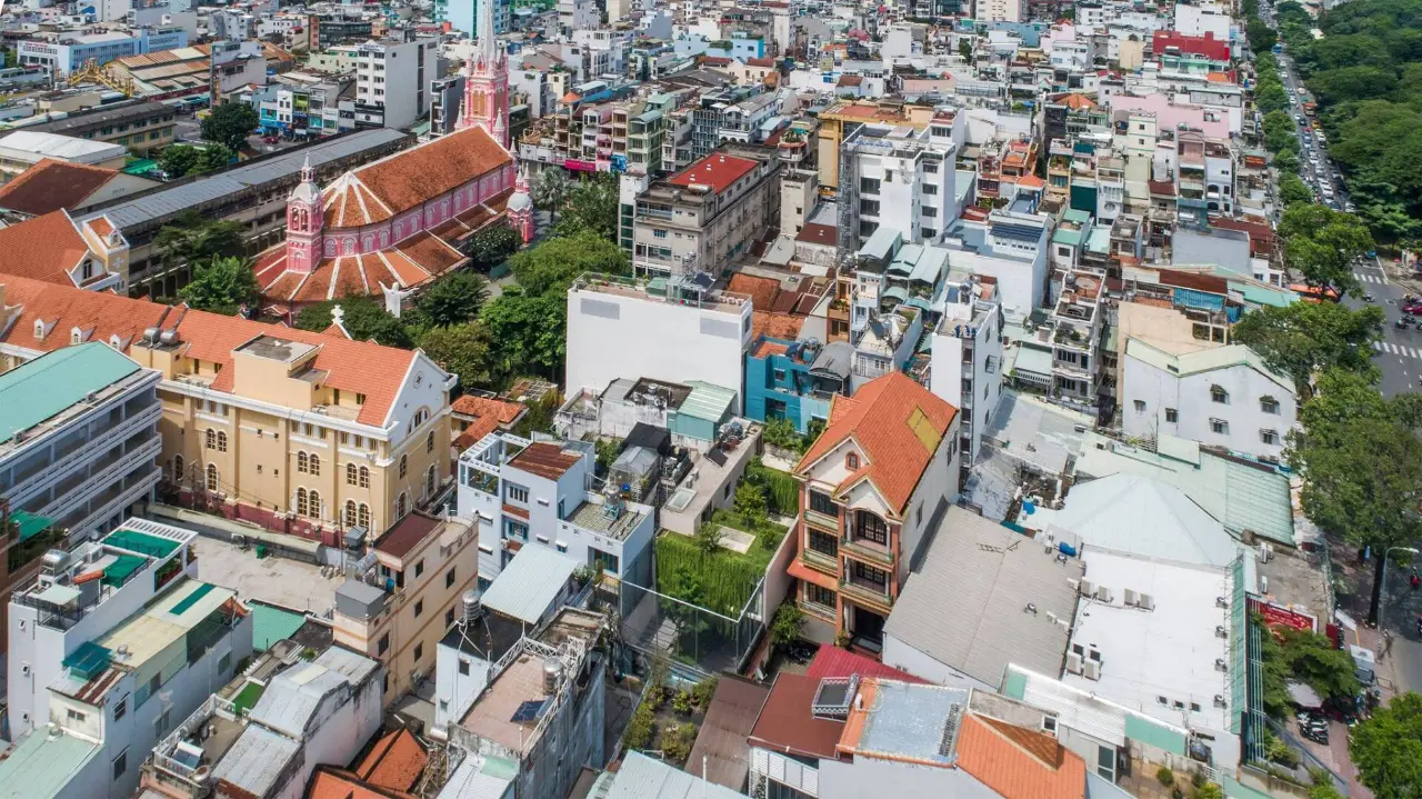 Giữa những căn nhà đậm chất đô thị, Tân Định Villa khác lạ với màu xanh mướt