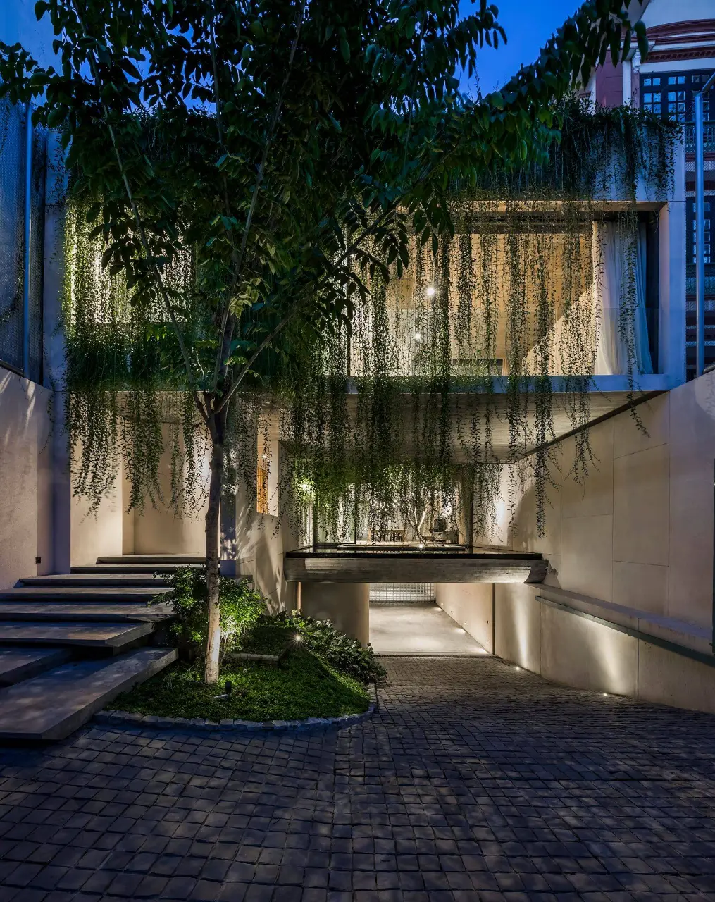 Khuôn viên Tân Định Villa lung linh, dịu dàng trong màn đêm