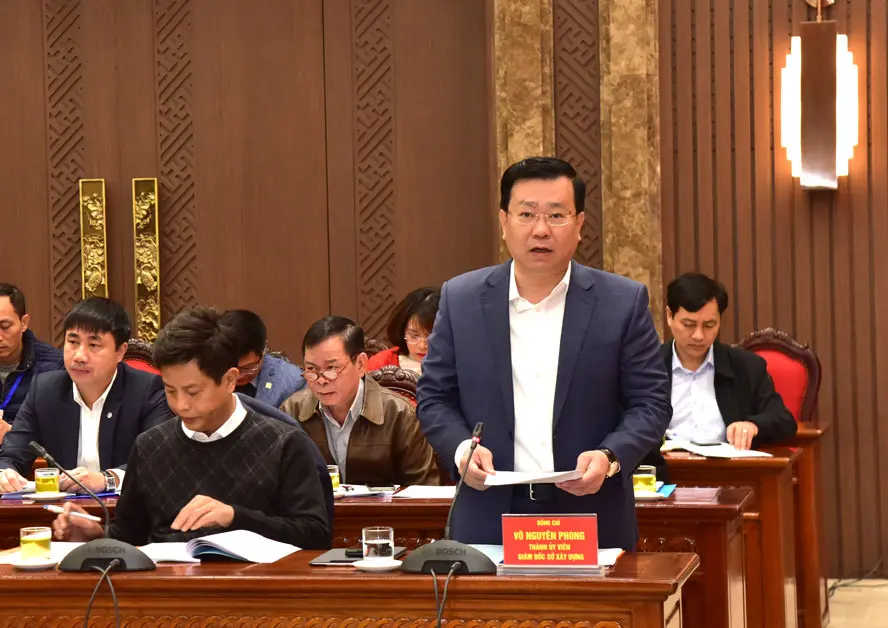 Giám đốc Sở Xây dựng Võ Nguyên Phong báo cáo tại hội nghị
