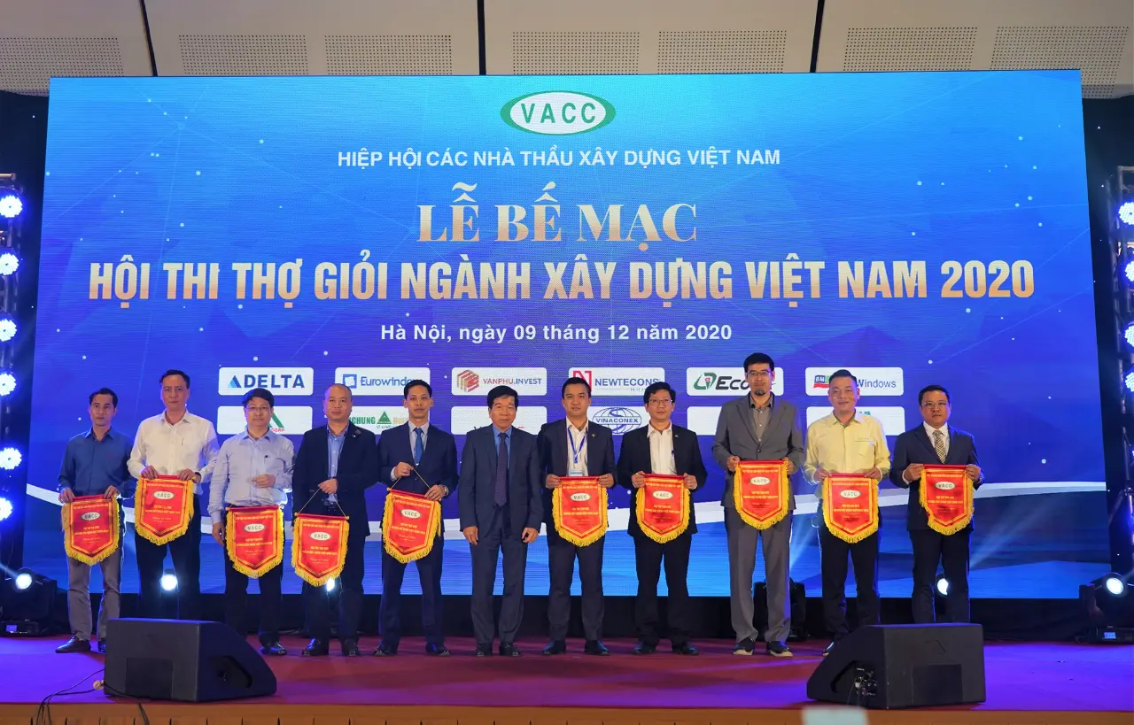 Ông Nguyễn Quốc Hiệp trao Cờ lưu niệm cho đại diện Eurowindow và các đơn vị tham dự hội thi