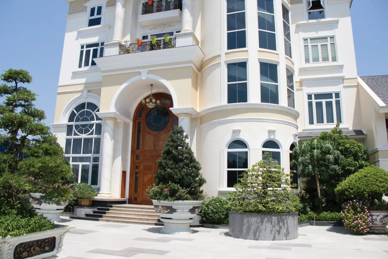 Thiết kế cửa gỗ khổ lớn với pano kính tròn, mái vòm tạo nên nét thanh thoát, mềm mại cho những căn biệt thự hiện đại 
