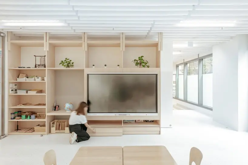 Bục giảng tích hợp kho nhỏ bên dưới có thể trượt ra và trở thành sân khấu biểu diễn