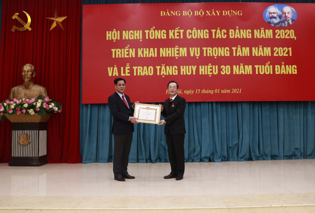 Hội nghị Tổng kết công tác Đảng năm 2020, triển khai nhiệm vụ trọng tâm năm 2021 và Lễ trao tặng Huy hiệu 30 năm tuổi Đảng