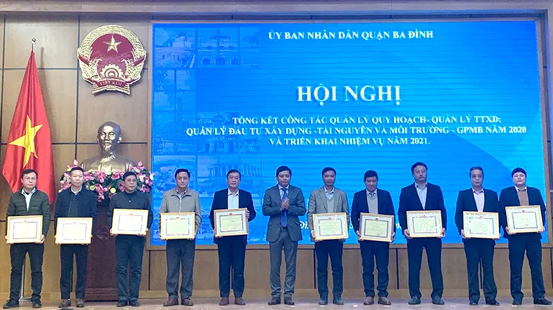  Chủ tịch UBND quận Ba Đình Tạ Nam Chiến trao Giấy khen cho các cá nhân Hoàn thành xuất sắc nhiệm vụ  