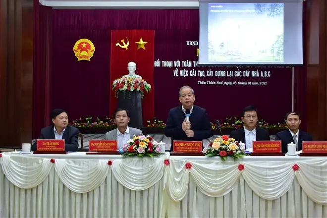 Ông Phan Ngọc Thọ cùng lãnh đạo UBND tỉnh Thừa Thiên - Huế đối thoại với nguời dân bàn phương án cải tạo, xây dựng lại khu chung cư Đống Đa. (Ảnh: Cổng TTĐT Thừa Thiên - Huế)