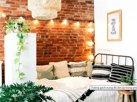 Tường gạch nung đỏ kết hợp cùng đèn ánh sáng vàng tạo bầu không khí ấm áp, lãng mạn cho không gian ngủ nghỉ của bạn