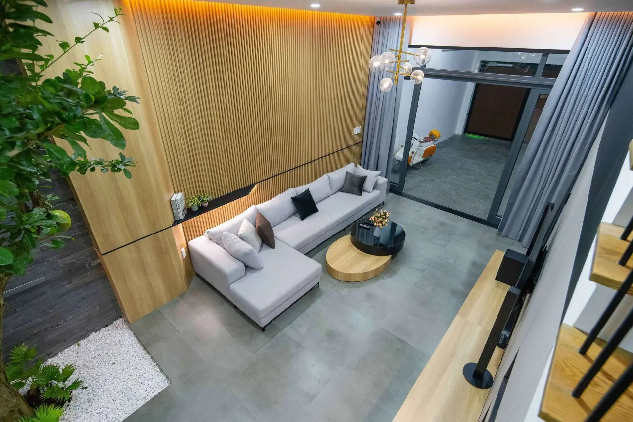 Gara để xe rộng rãi, ngăn cách với không gian bên trong bằng cửa kính ray trượt