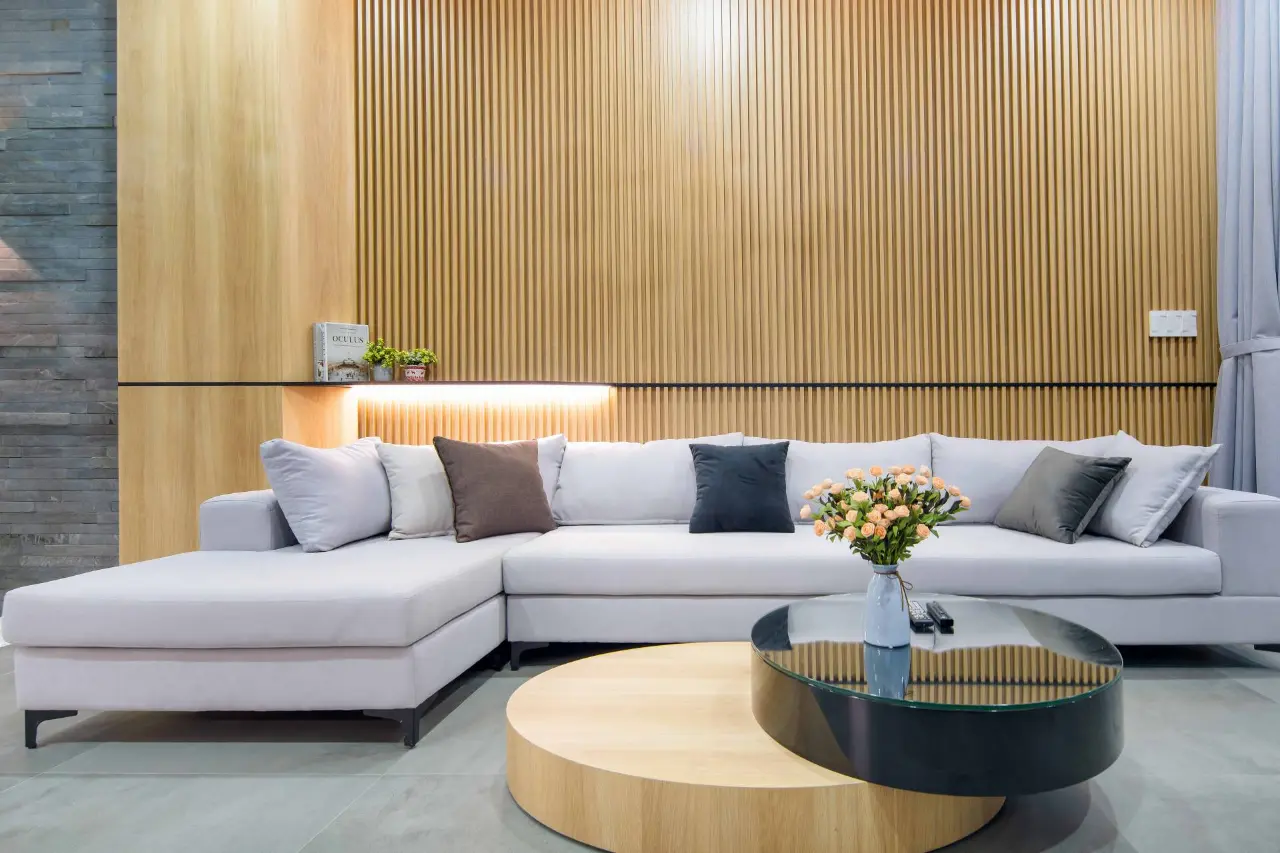 Để không gian có điểm nhấn, tường phía sau ghế sofa được ốp lam gỗ sáng màu