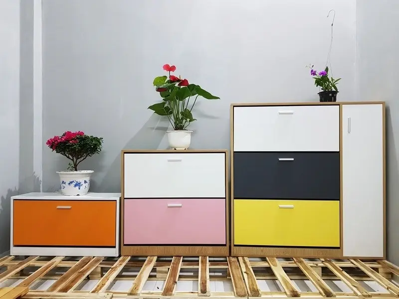 Tủ giày là món đồ nội thất thông minh không thể thiếu để giúp ngôi nhà trở nên gọn gàng hơn, nhưng để căn hộ có diện tích nhỏ trở nên đẹp hơn thì việc sử dụng tủ giày thông minh thay những kệ giày cồng kềnh là điều cần thiết.