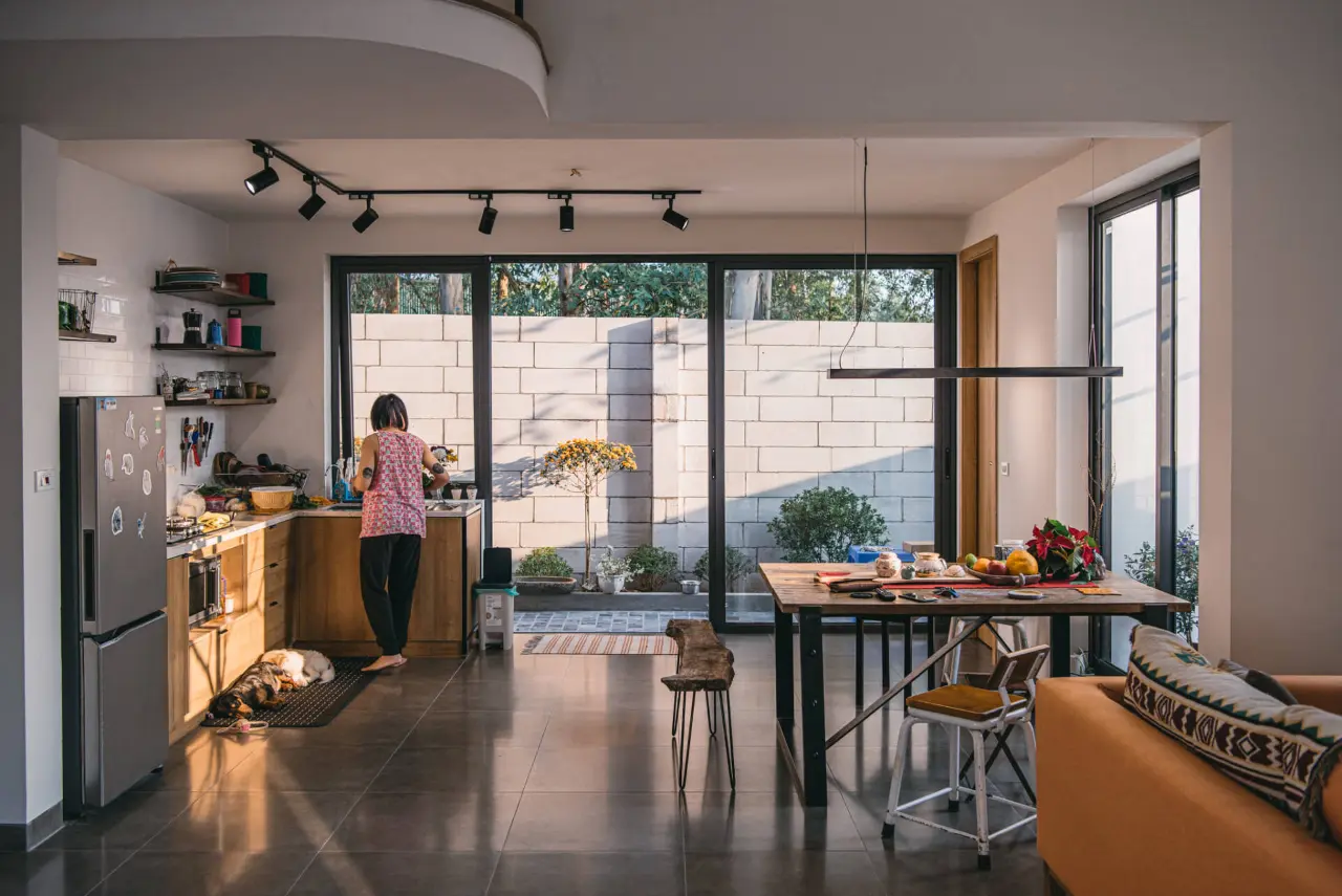 Nhờ hệ cửa kính nên không gian bên trong và bên ngoài của Cube Haus như hòa làm một