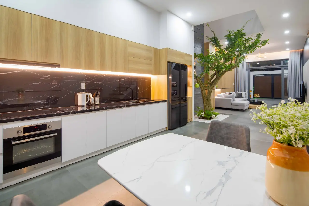 Hệ tủ bếp bằng gỗ MDF, phối cùng bàn bếp được ốp đá marble sang trọng