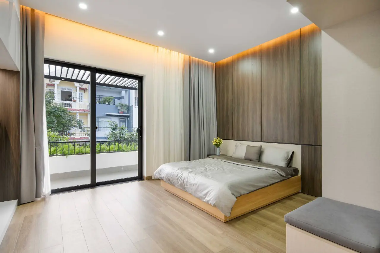 Nội thất chủ đạo của căn phòng là màu nâu mang lại vẻ ấm cúng, gọn gàng