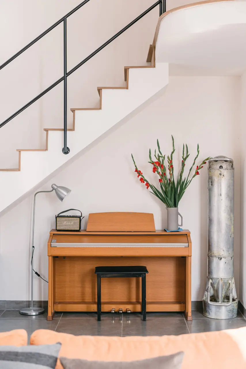 Khu vực giải trí với đàn piano cùng các đồ vật trang trí yêu thích của gia chủ
