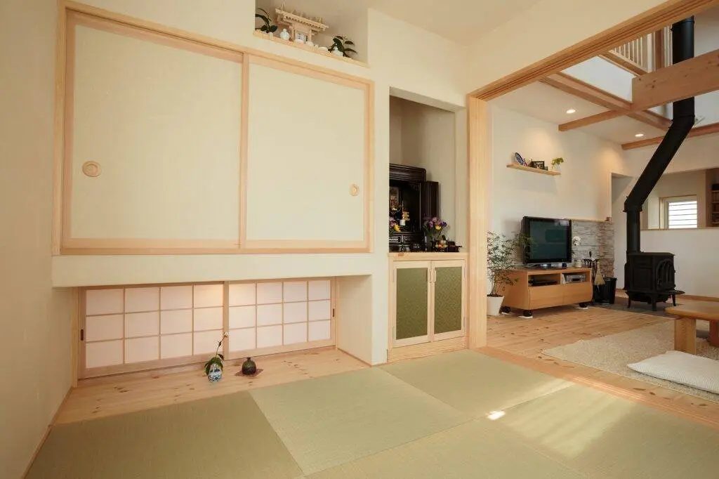Căn phòng thiết kế theo kiểu Nhật truyền thống với tủ treo và cửa sổ trệt, chiếu tatami giúp không gian như rộng hơn