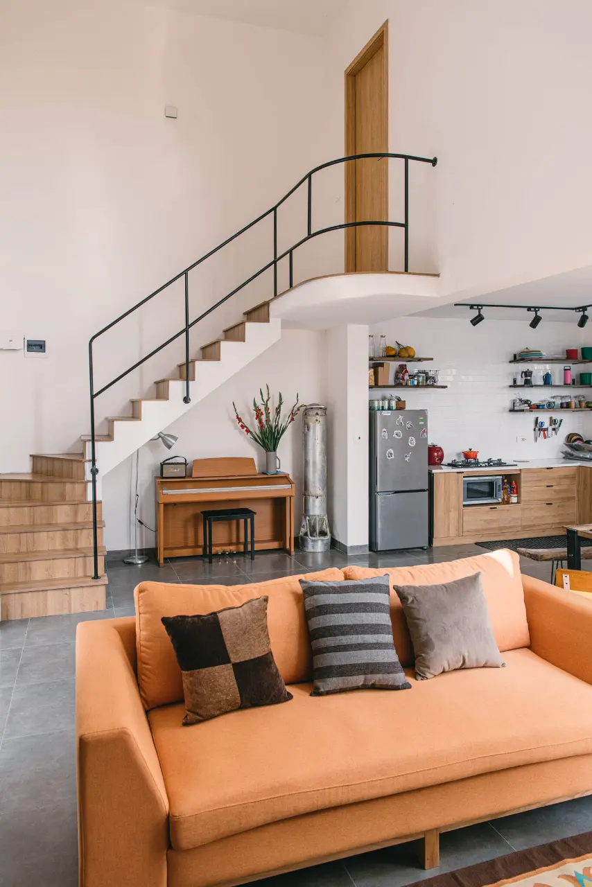 Sofa màu cam nổi bật, đủ rộng để hai vợ chồng nằm xem phim mỗi tối...