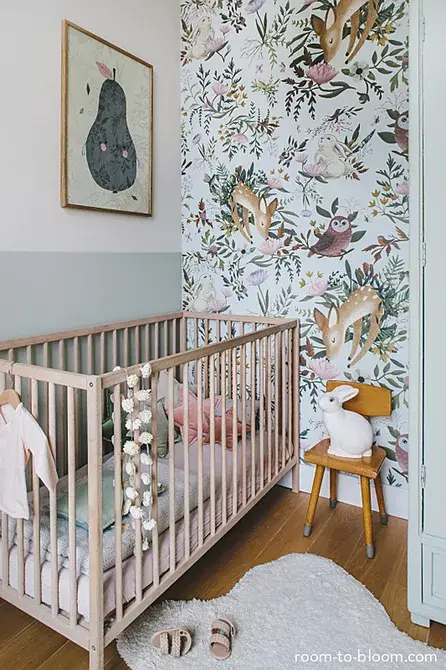 Căn phòng với phong cách Scandinavian nhỏ bé và ngọt ngào này của Room to Bloom kết hợp giấy dán tường in hình đồ họa đẹp mắt, đồ nội thất đơn giản và một loạt các điểm nhấn theo chủ đề động vật để tạo ra một không gian hoàn toàn nguyên bản.