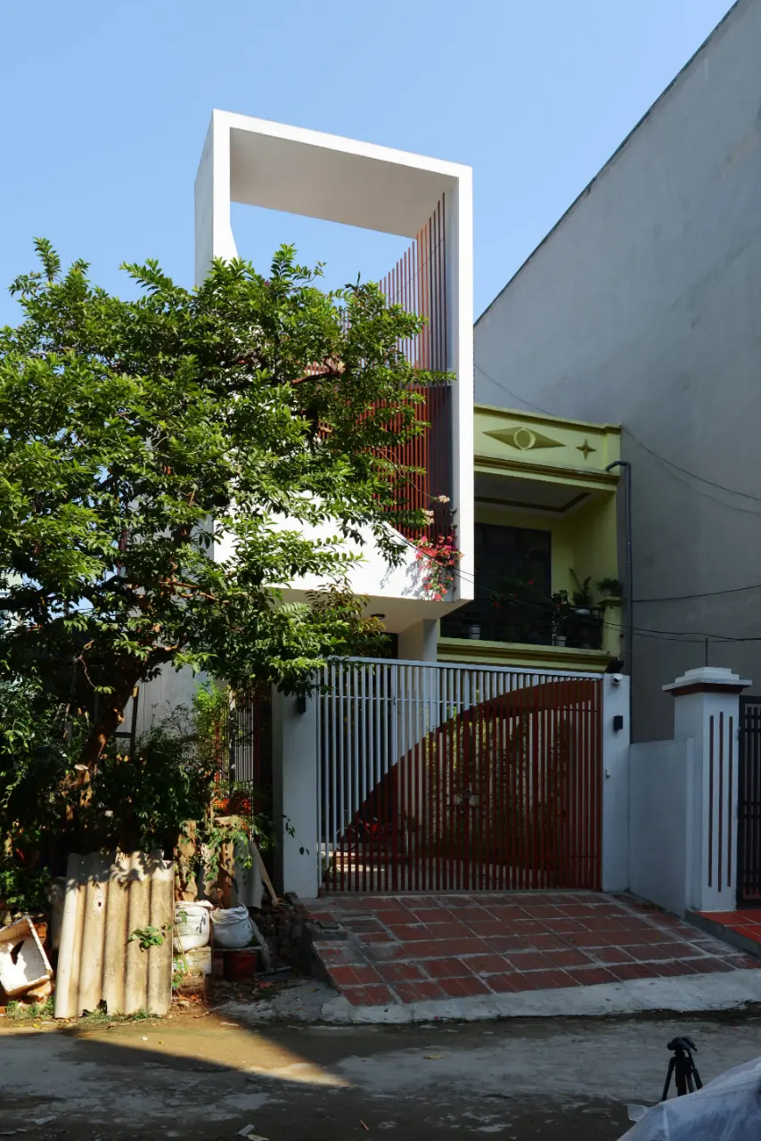 Những đường cong bằng khung sắt mềm được tính toán cụ thể, kết hợp với ánh sáng mặt trời sẽ thay đổi theo từng thời điểm trong ngày