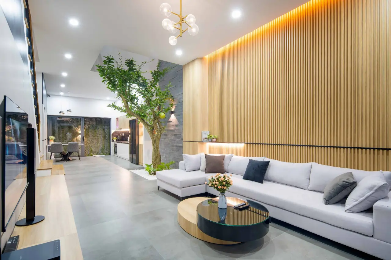 Sofa phòng khách mang gam màu xám sáng màu, phối cùng bàn trà hình tròn  