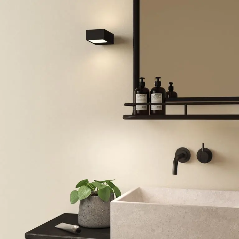Xu hướng phòng tắm cuối cùng sẽ xuất hiện nhiều hơn vào năm 2021 là ánh sáng thông minh bằng roi điều khiển bằng bluetooth. George giải thích: 'Đèn trần Bluetooth có thể giúp mang lại một chút chức năng nhà thông minh cho phòng tắm của bạn. 'Khả năng truyền phát âm thanh từ điện thoại của bạn khiến việc tắm vòi sen và ngâm mình lâu trở nên thú vị hơn, trong khi hệ thống đèn LED mạnh mẽ hoạt động tốt trong cả phòng tắm sáng và tối.'