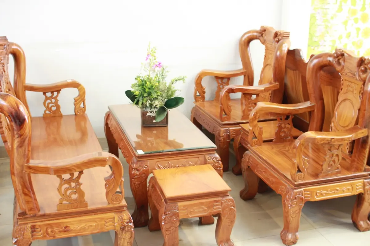 Mẫu bàn ghế gỗ phòng khách nhỏ, với thiết kế sang trọng tạo nên sự nổi bật cho không gian phòng khách hiện đại