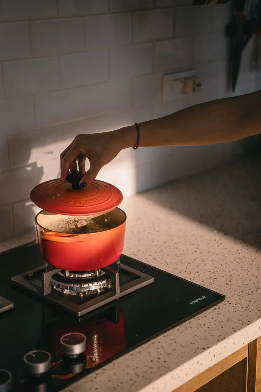 Nhà ban ngày không cần dùng hệ thống đèn điện mà vẫn đủ ánh sáng để nấu nướng