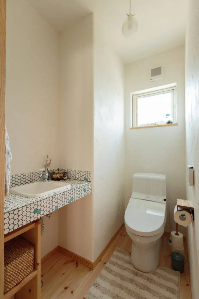 Bồn rửa tay được thiết kế “vui tươi” với gạch mosaic lục giác màu trắng và xanh nhạt