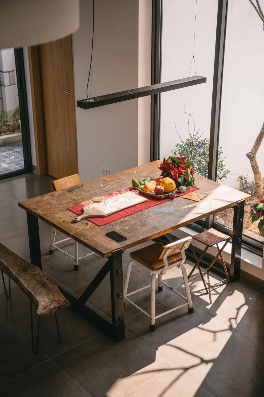 Bộ bàn ăn “độc nhất vô nhị” của vợ chồng anh Khánh hòa quyện với thiên nhiên gần gũi