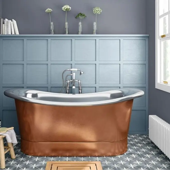 Một chiếc bồn tắm bằng đồng sẽ nâng tầm phòng tắm của bạn ngay lập tức. Bồn tắm đặt chân có nhiều hình dạng và kích cỡ khác nhau, do đó có thể dễ dàng thêm vào các không gian nhỏ hơn hoặc thậm chí là phòng tắm riêng. 'Hãy thận trọng với chất tẩy rửa mạnh hoặc các sản phẩm tẩy rửa vì chúng có thể gây hư hỏng chất liệu và đảm bảo sử dụng vải mềm thay vì bàn chải để làm sạch để tránh trầy xước.