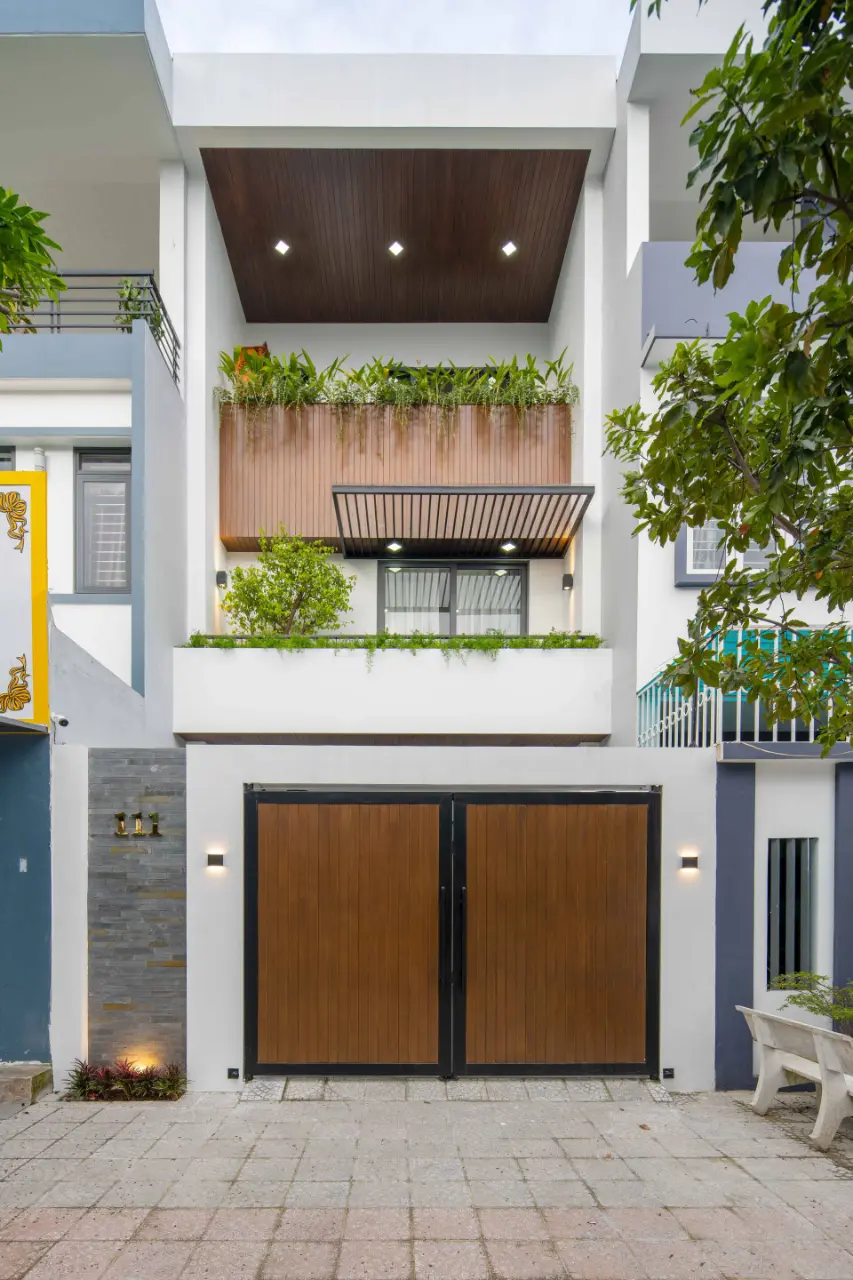 T House nằm trong khu đất phân lô, bị 2 nhà kẹp giữa 