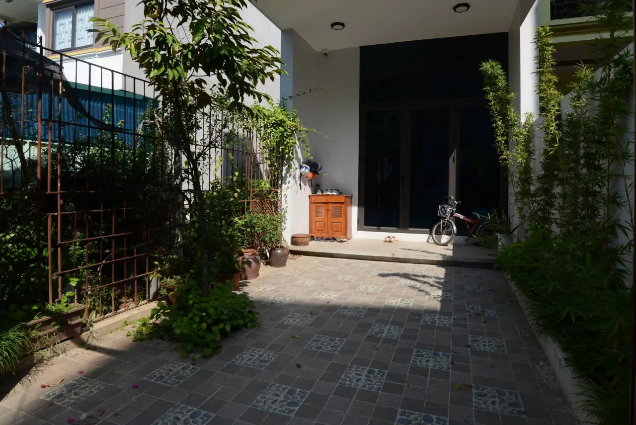 Sân không quá rộng nhưng cũng đủ để những đứa trẻ chạy chơi đồng thời như một bước đệm trước khi bước vào nhà