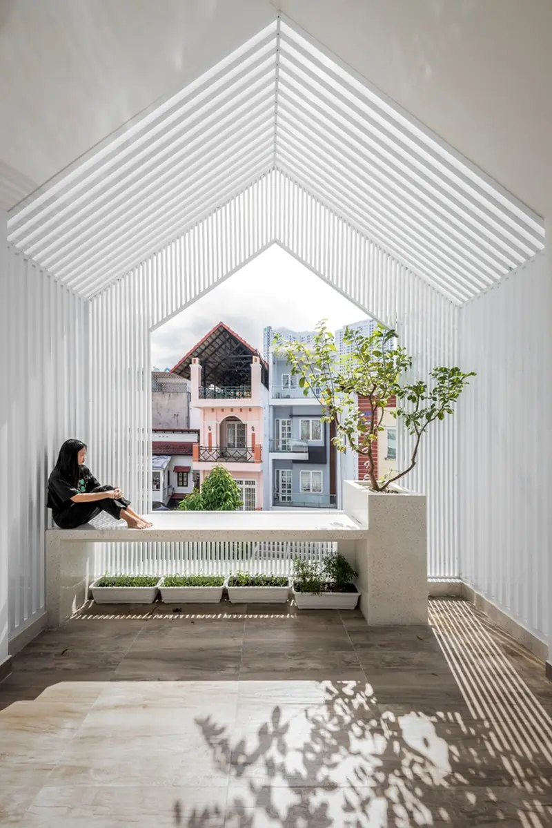 Góc sân thượng trồng cây và rau xanh