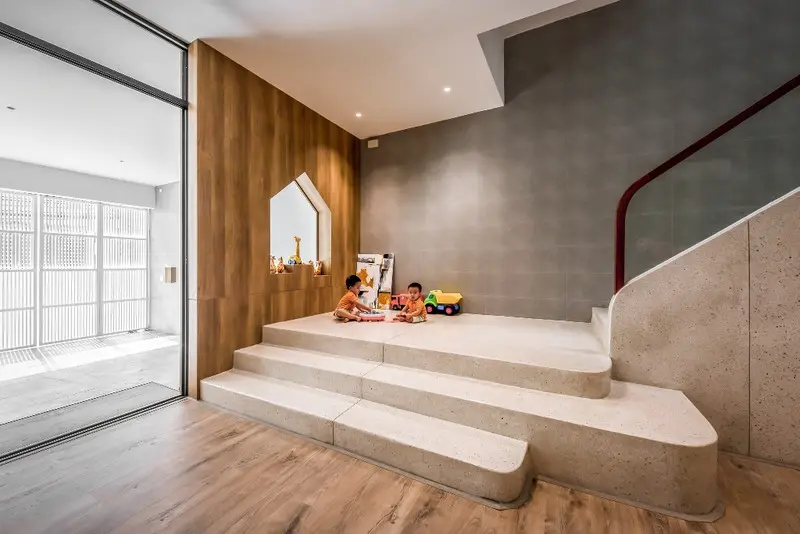 Sàn nhà ốp gỗ nên các bé có thể tha hồ chạy nhảy, nằm, ngồi bệt ngay tại chỗ