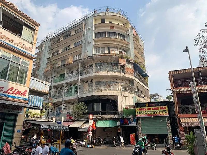Chung cư 155-157 Bùi Viện, phường Bến Thành, quận 1 là một trong những chung cư hư hỏng nặng phải di dời khẩn cấp. Ảnh: VIỆT HOA