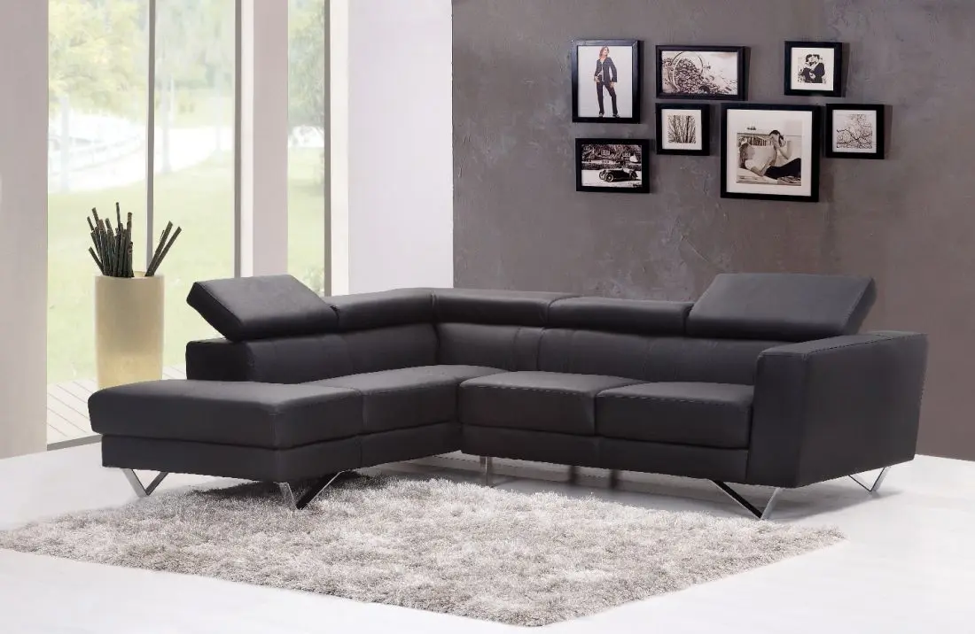Cách bố trí sofa chèn ngay cửa sổ lớn tạo cảm giác không gian bị chật hẹp