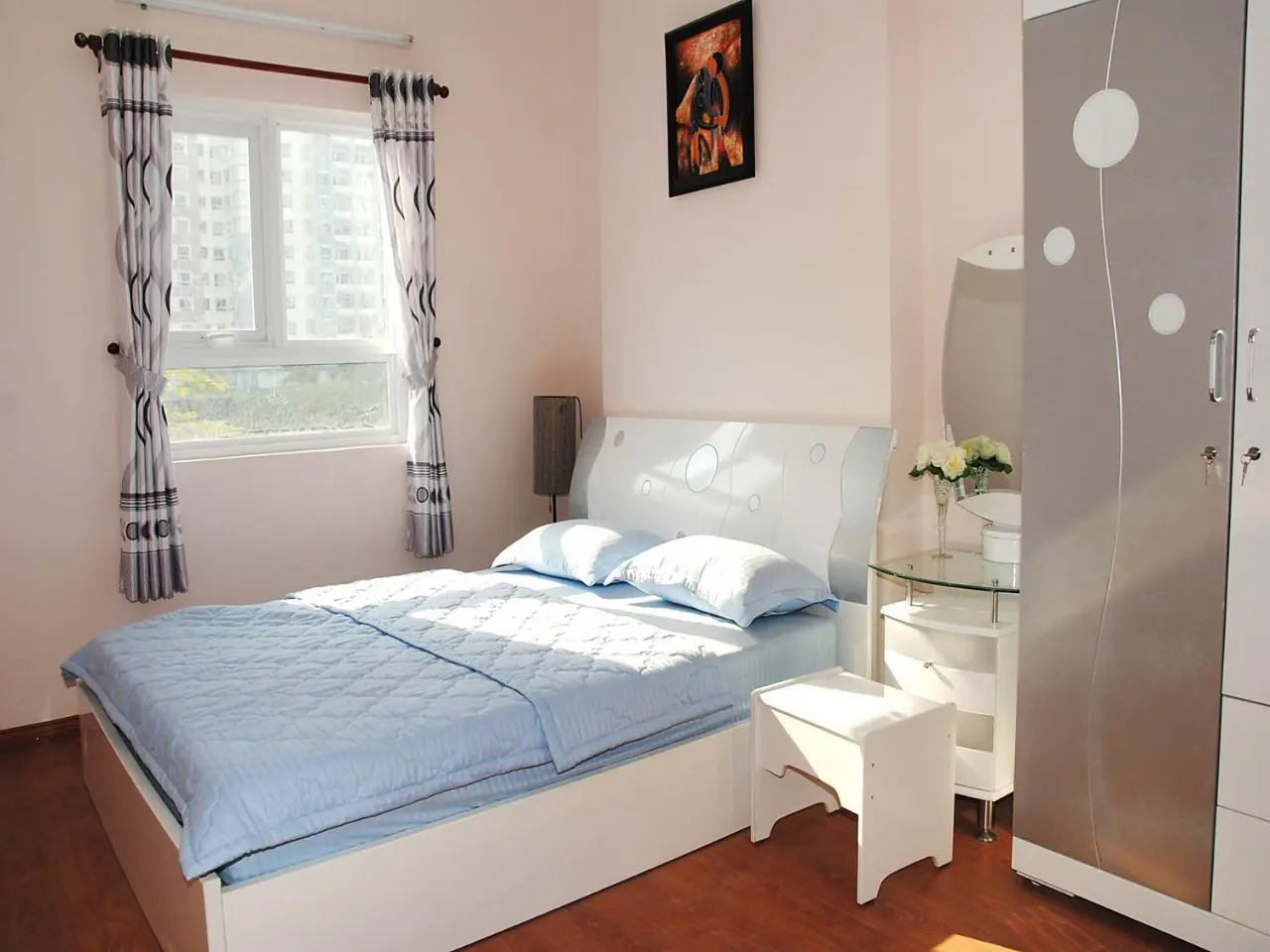 Nội thất phòng ngủ nhỏ với cách bài trí khoa học, các đồ nội thất đơn giản kết hợp với tone màu nhẹ nhàng tạo không gian phòng ngủ ấm áp nhất.